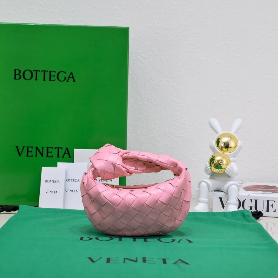 Batch 1080 BV super mini JODIE handbag, dumpling bag, woven knotted bag, simple, fashionable and super cute🍒Every color is high-end. It is a smaller version of the original mini version🤣It can only hold cuteness🍓🍓The upper body is fashionable and romantic. The fashionable bags created by Daniel Lee are really more and more favored by street experts. Style number: 6699-0# Size: 17*16*6.5